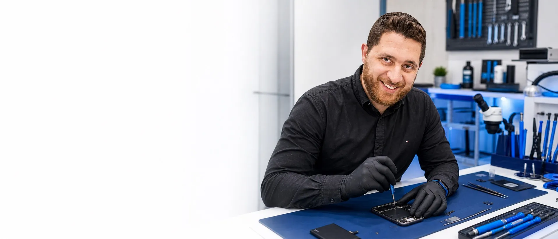 Smartphone-Reparatur am Borini Service Werkstatttisch